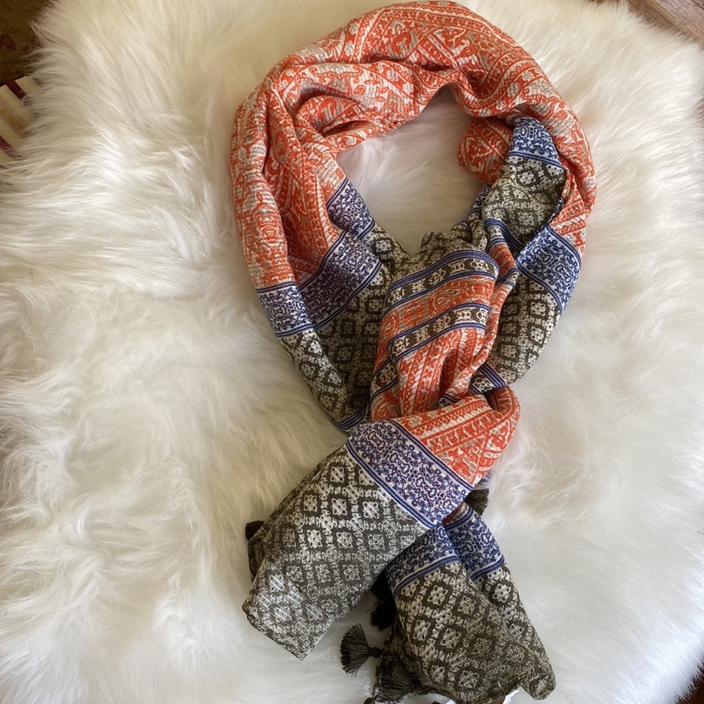 Women Chico’s Oblong Scarf, graphic art, tri color NWT